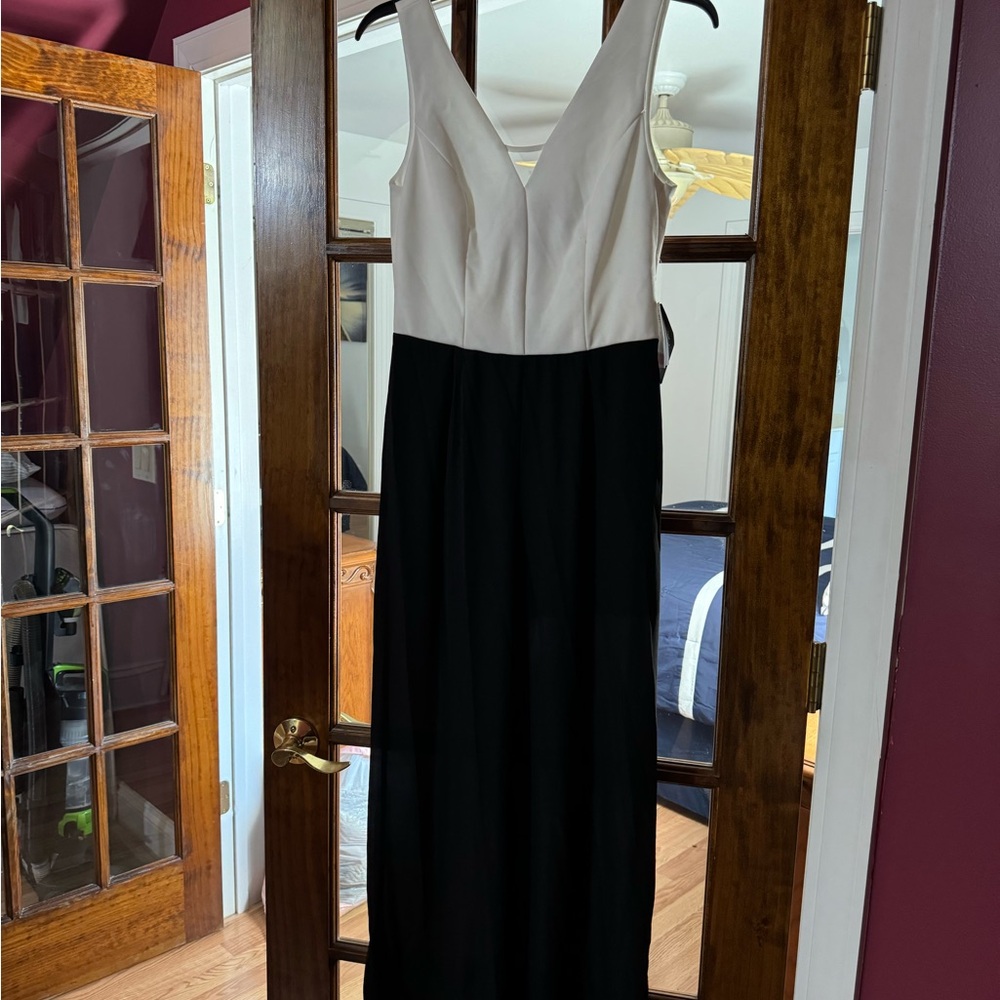 Elegant Black and White Sleeveless Dress